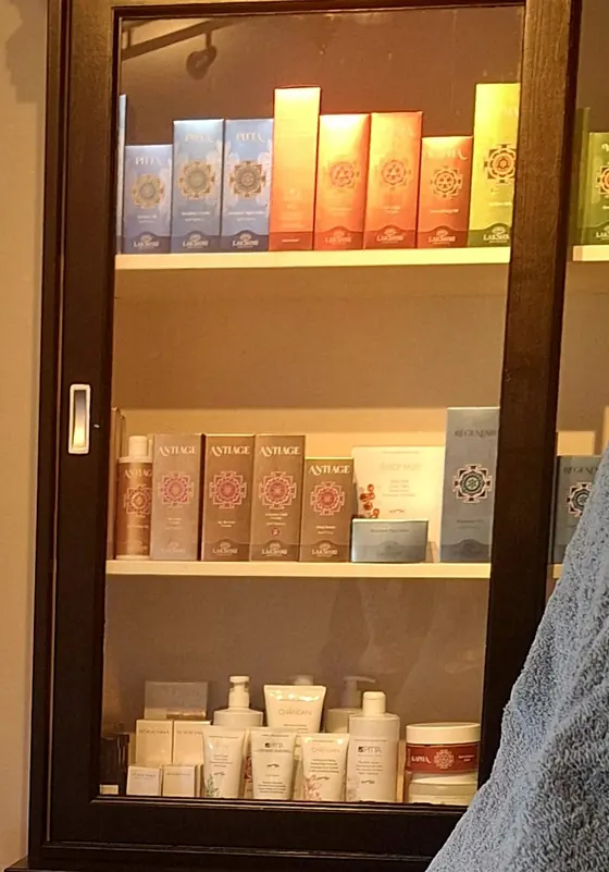 De Lakshmi-kast in de salon met ayurvedische verzorgingsproducten
