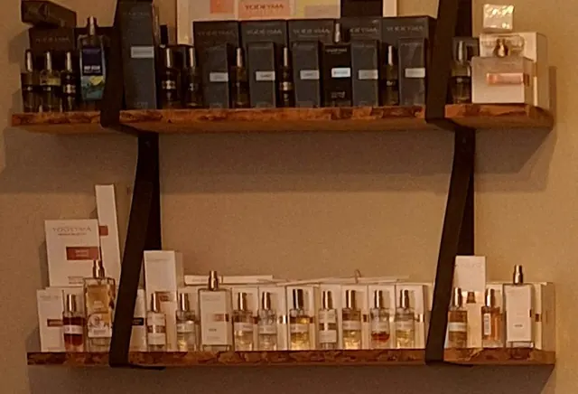 Planken met Yodema-geuren in de salon